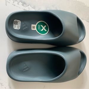 Brand new never worn Yeezy Slide slate marine size 8 men’s. still in box.